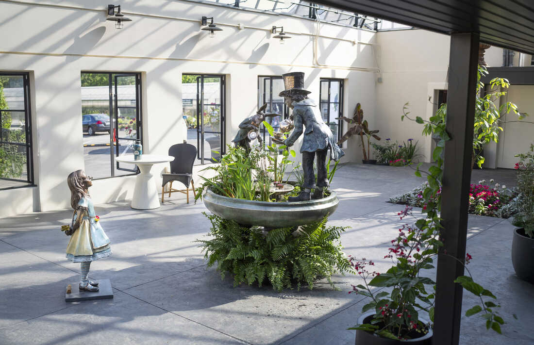 Tea Party Urn and Alice sculpture at Abernethy & Spencer glasshouse