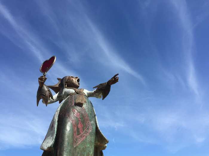 queen of hearts bronze sculpture queen of hearts bronze sculpture