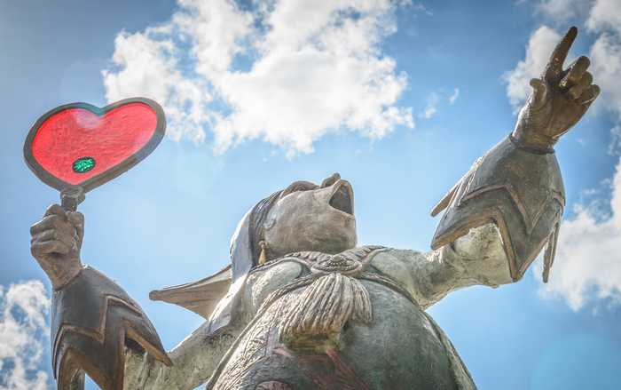 queen of hearts sculpture