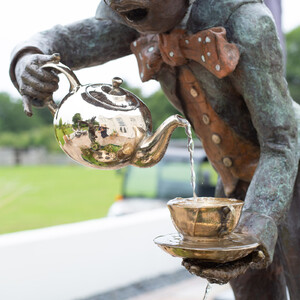 T-Party Bronze urn-2.jpg