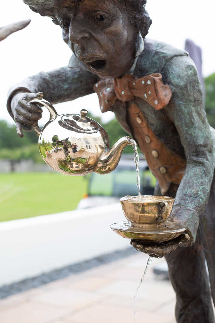 T-Party Bronze urn-2.jpg