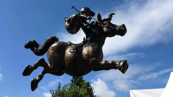 the dodo sculpture on a plinth